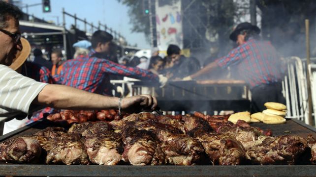 Los maestros parrilleros compiten por el título de mejor asador de la Argentina frente al Obelisco