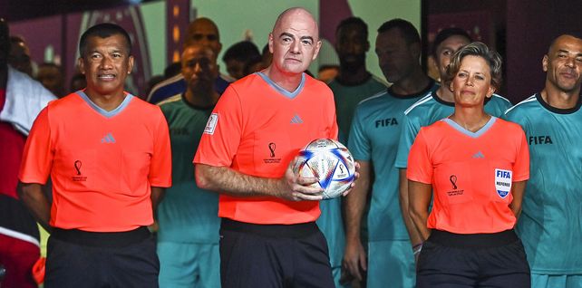 La Fifa sumará teconología para los árbitros en este Mundial de Clubes 2025. EFE/EPA/NOUSHAD THEKKAYIL