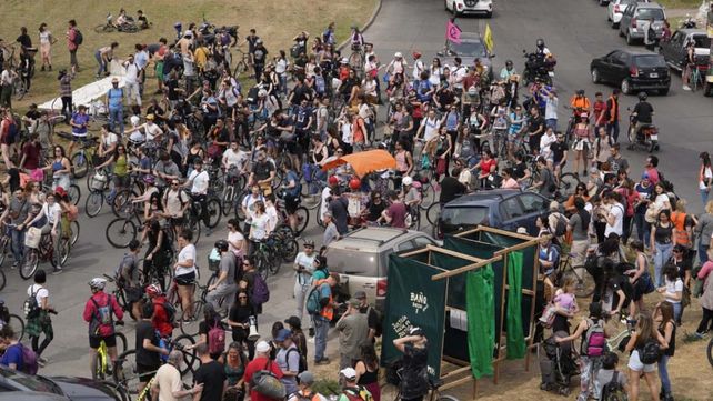 Una caravana de bicicletas fue parte del gran acto en la cabecera del puente Rosario-Victoria donde se realiza un gran acto para reclamar por la ley de humedales.