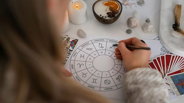 Astrología: un fenómeno que ofrece certezas y entendimiento a la sociedad