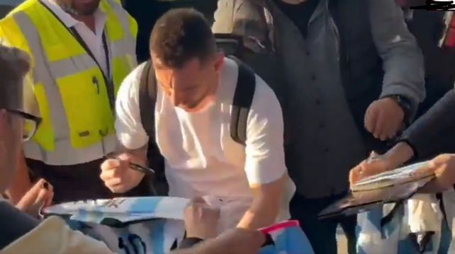 Lionel Messi fue recibido en el aeropuerto por hinchas con camisetas de Argentina. (Imagen de video)