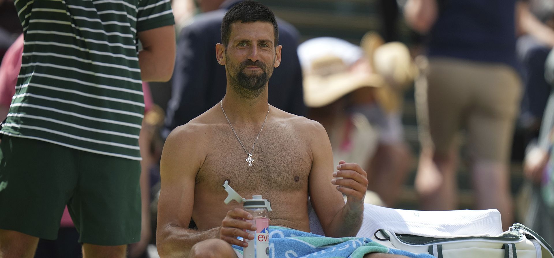 Novak Djokovic, se sienta en su silla durante un cambio de lado mientras juega contra Daniel Evans, de Gran Bretaña, durante su partido individual masculino de segunda ronda en el Campeonato de Tenis de Wimbledon en Londres, el jueves 3 de julio de 2025. (Foto AP/Alastair Grant)
