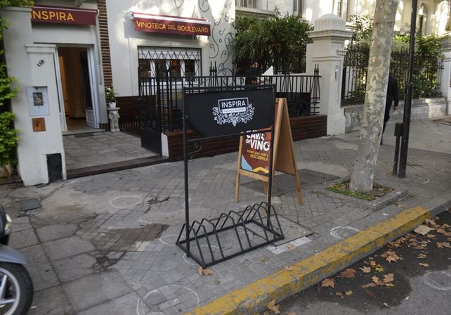 La vinoteca baleada está ubicada sobre el bulevard Oroño casi esquina San Juan.
