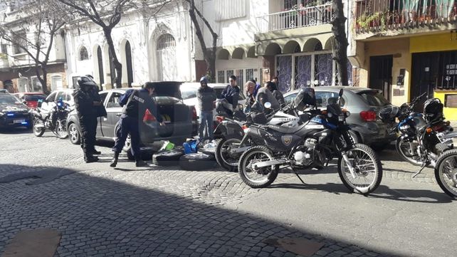 Ocurrente ladrón preso cuando robaba ruedas de autos estacionados