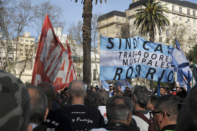 En Rosario, el rechazo a la reforma previsional se hizo sentir en la plaza San Martín.