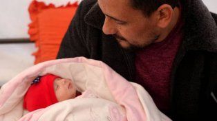 Una beba que perdió a su familia en el sismo de Siria fue adoptada por sus tíos
