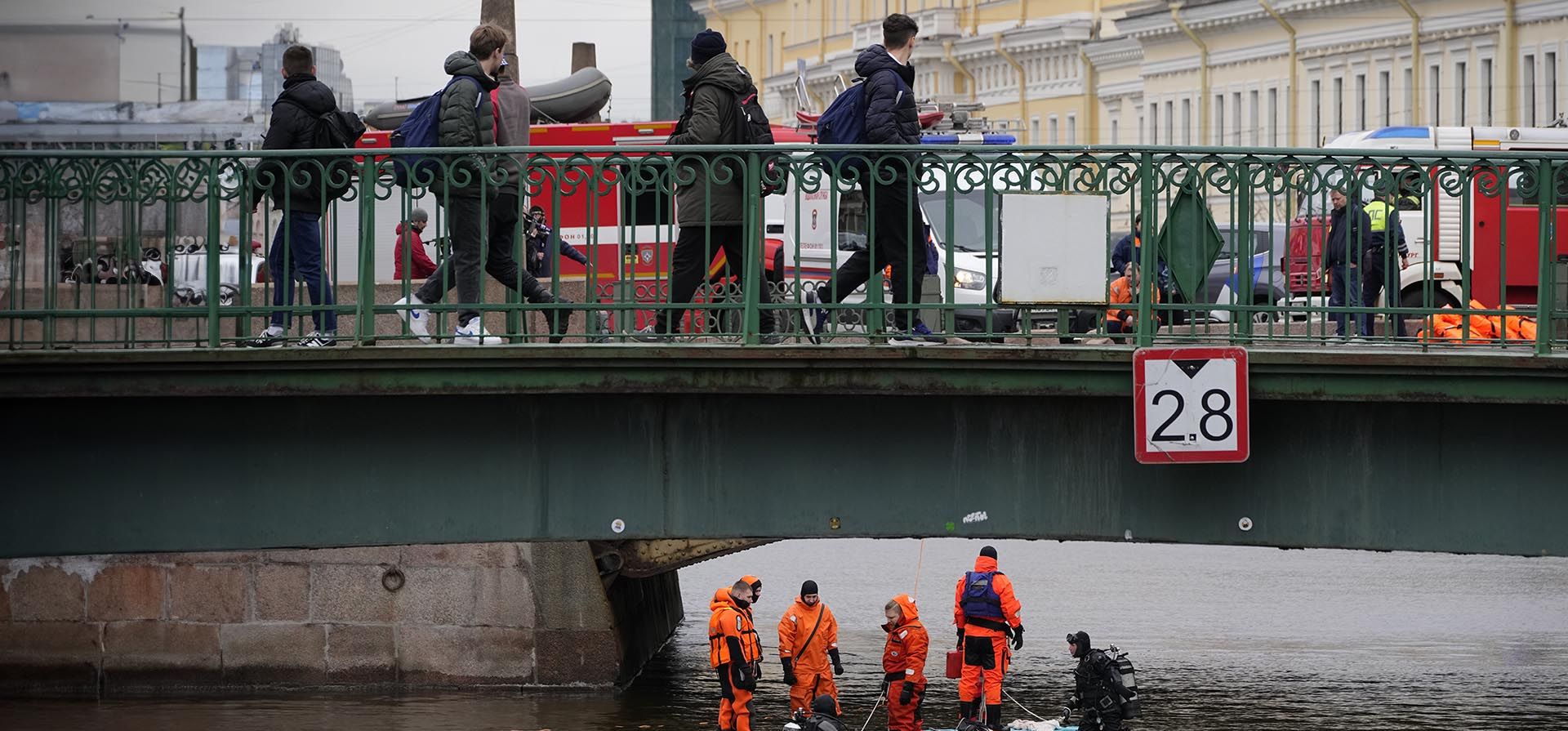 Socorristas trabajan para recuperar a las víctimas de un accidente de autobús en San Petersburgo, Rusia, el viernes 10 de mayo de 2024. Las autoridades de San Petersburgo dicen que al menos una persona murió y otras cinco fueron hospitalizadas con heridas cuando un autobús se cayó de un puente. (Foto AP/Dmitri Lovetsky) Socorristas trabajan para recuperar a las víctimas de un accidente de autobús en San Petersburgo, Rusia, el viernes 10 de mayo de 2024. Las autoridades de San Petersburgo dicen que al menos una persona murió y otras cinco fueron hospitalizadas con heridas cuando un autobús se cayó de un puente. (Foto AP/Dmitri Lovetsky)