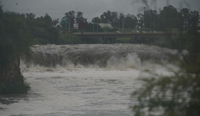 Erosión y alerta. El caudal de agua acumulada en el cauce del arroyo Saladillo obligó a poner atención sobre el puente Molino Blanco.