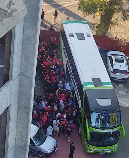 Una buena cantidad de hinchas caracterizados rodearon el colectivo del plantel tras la derrota del sábado con Godoy Cruz.