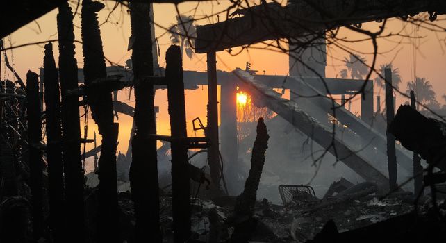 Sale el sol y se ve la destrucción causada por el incendio  en el barrio Pacific Palisades de Los Ángeles.