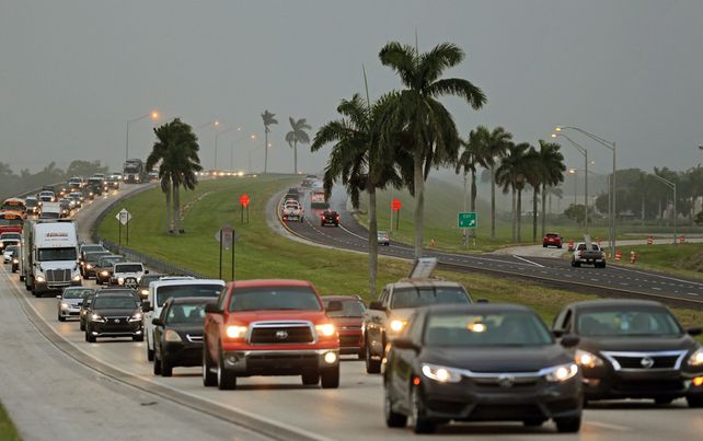 Evacuación. Miles de residentes de la Florida &nbsp;huyen de la zona costera.