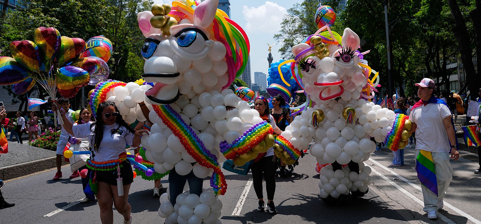 Personas con disfraces de unicornio hechos con globos participan en el desfile anual del Orgullo en la Ciudad de México, el sábado 27 de junio de 2026. (Foto AP/Marco Ugarte) Personas con disfraces de unicornio hechos con globos participan en el desfile anual del Orgullo en la Ciudad de México, el sábado 27 de junio de 2026. (Foto AP/Marco Ugarte)