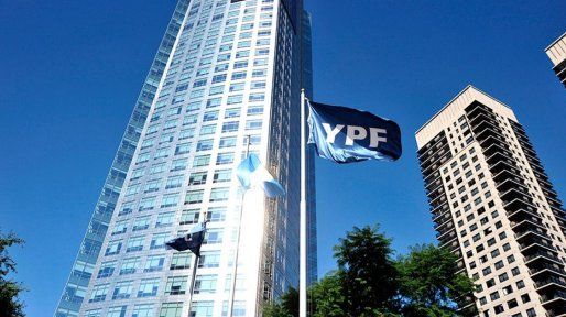 Ordenaron a la Argentina a entregar el 51% de las acciones de YPF