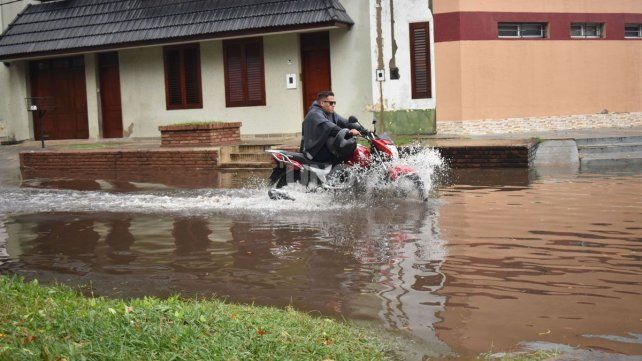 Las copiosas lluvias sobre la ciudad de Santa Fe trajeron algunos inconvenientes en distintos barrios.