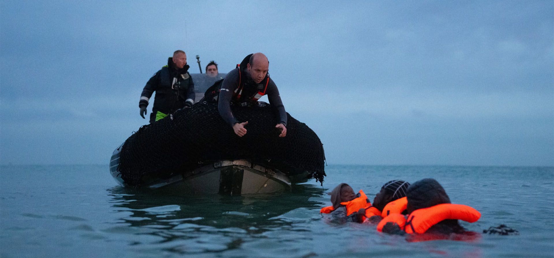 Un niño es rescatado del mar después de que las personas a bordo de una lancha neumática de migrantes tuvieran problemas al intentar cruzar el Canal de la Mancha, Wissant, Francia. Fotografía: Carl Court/Getty Images Un niño es rescatado del mar después de que las personas a bordo de una lancha neumática de migrantes tuvieran problemas al intentar cruzar el Canal de la Mancha, Wissant, Francia. Fotografía: Carl Court/Getty Images