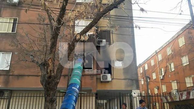 No le quedó nada. La vivienda incendiada está ubicada en la torre Nº 1 de Las Flores II.