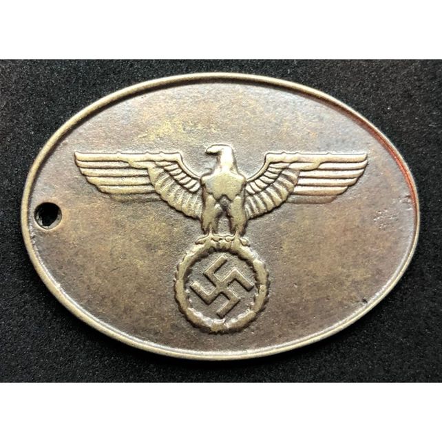 La placa que usaban los miembros de la Gestapo.
