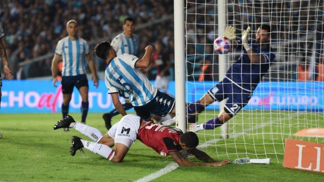Gustavo Velázquez, temible en la pelota parada de Newells
