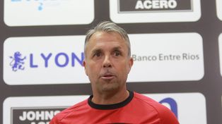 El entrenador del Santo no quiere que nadie esp&iacute;e los trabajos de su equipo.