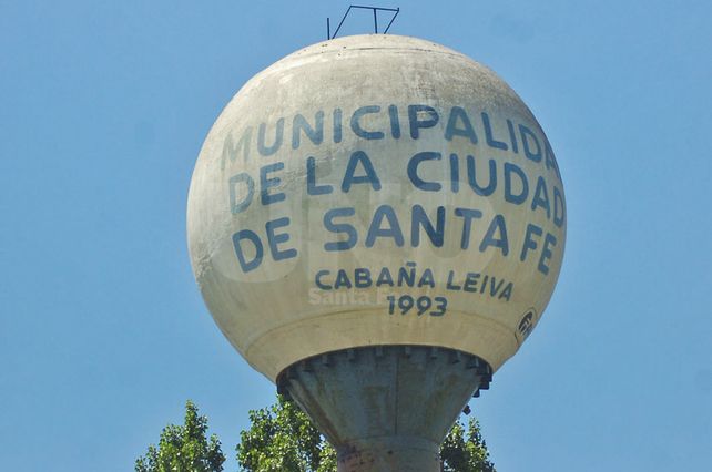 Histórico. El tanque identifica las primeras cuadras al ingresar por el extremo norte a Santa Fe.