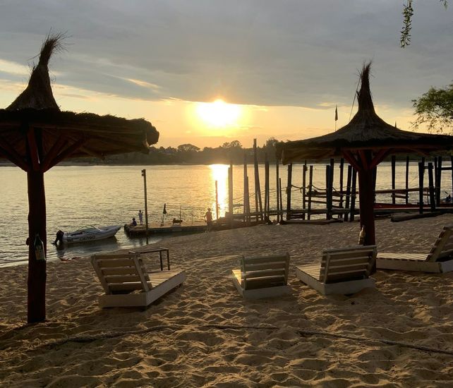 La playa del parador La Pulpería del Kayakista está equipada con camastros.