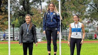 Victoria Zanolli, escoltada por Marlene Koss y Milagros Damico.&nbsp;