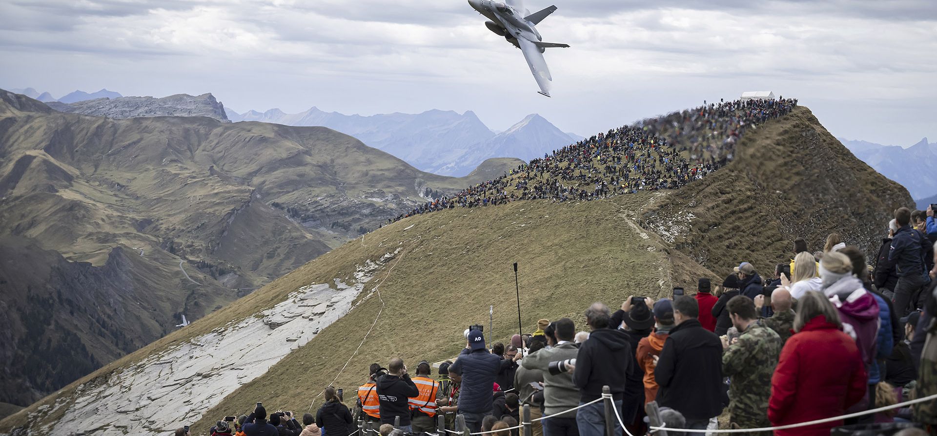 Un avión F/A-18 Hornet de la Fuerza Aérea Suiza se presenta durante la exhibición aérea anual del ejército suizo en el área de Axalp cerca de Meiringen, Cantón de Berna, Suiza, el miércoles 18 de octubre de 2023. (Anthony Anex/Keystone vía AP) Un avión F/A-18 Hornet de la Fuerza Aérea Suiza se presenta durante la exhibición aérea anual del ejército suizo en el área de Axalp cerca de Meiringen, Cantón de Berna, Suiza, el miércoles 18 de octubre de 2023. (Anthony Anex/Keystone vía AP)
