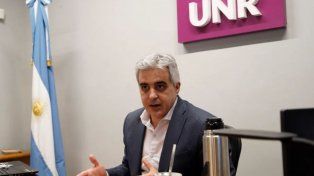 El rector de la UNR desobligó a los estudiantes de asistir a clases para que marchen contra los vouchers de Milei