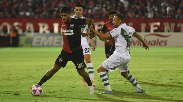 Jorge Recalde muestra cosas interesantes pero todavía no pudo meterla con la camiseta de Newells.
