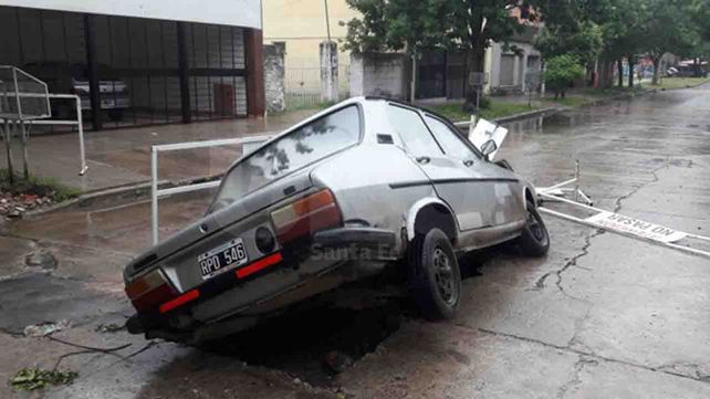 Un automovilista cayó dentro de un pozo en medio de la calle