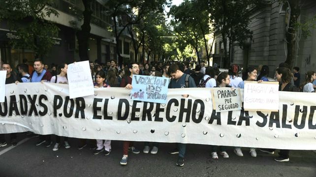 Los profesionales de la salud realizaron un abrazo solidario para pedir mayor seguridad en el Hospital Provincial.