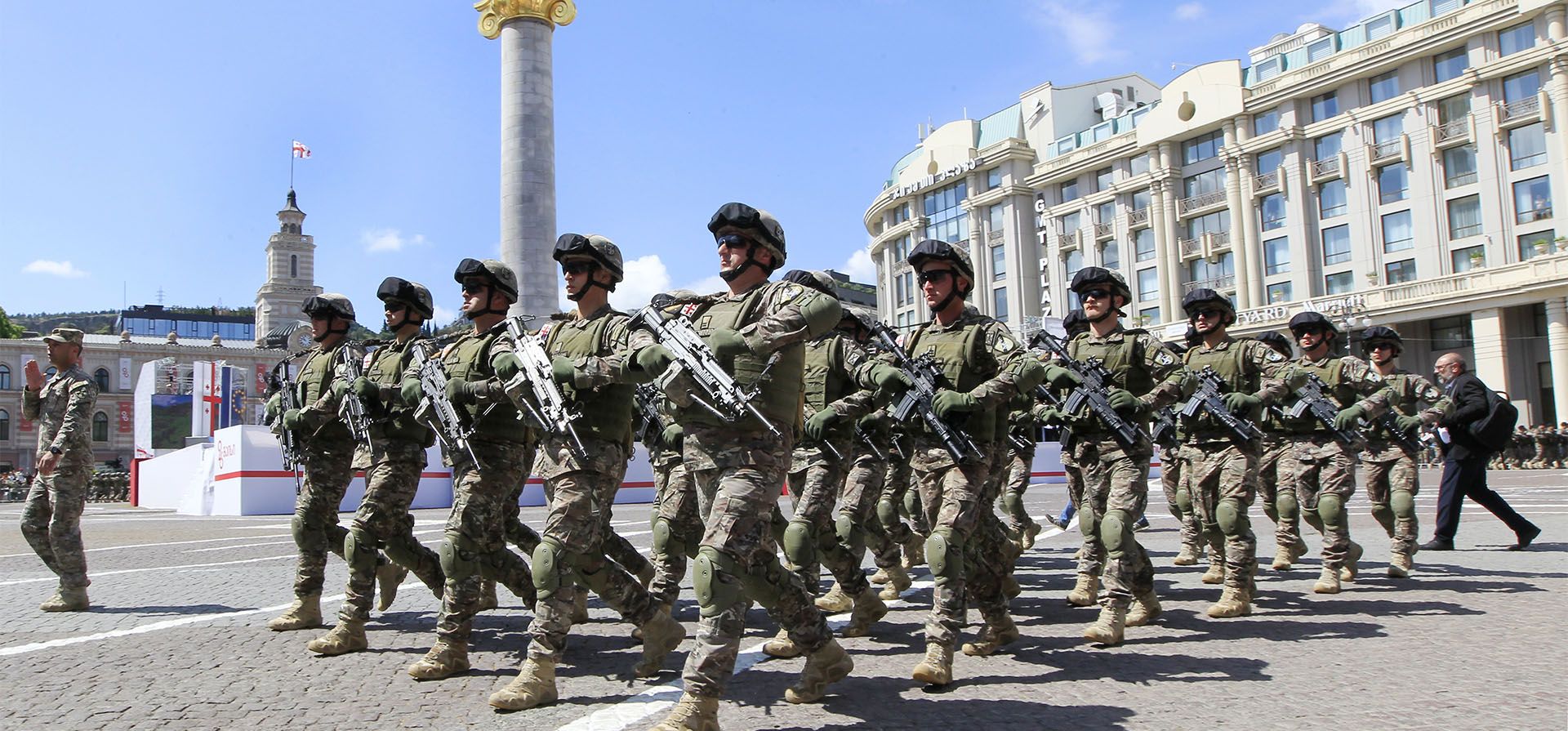 Soldados de Georgia marchan durante las celebraciones del Día de la Independencia de Georgia en Tbilisi, Georgia, el jueves 26 de mayo de 2022.