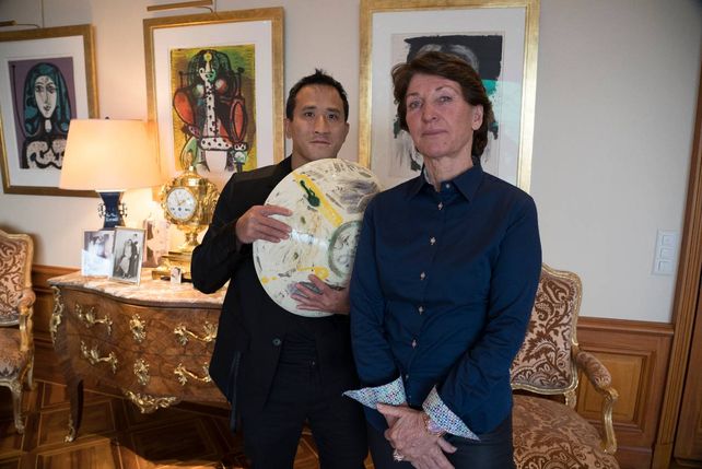 Florian y Marina Picasso muestran la pieza de cerámica del maestro español que será comercializada como NTFs a través de Sothebys.