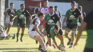 Rodríguez Vidal toma una pelota del piso e intenta darle al juego mientras el wing de Estudiantes lo presiona.