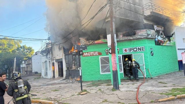 Un local de motos de la zona sur fue consumido por un gran incendio