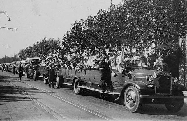 Automóviles de gran porte denominados «Bañaderas» en una excursión en 1929