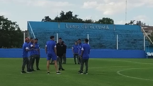 La previa: El plantel de Argentino hace el reconocimiento del verde césped del estadio Saturnino Moure de Victoriano Arenas.