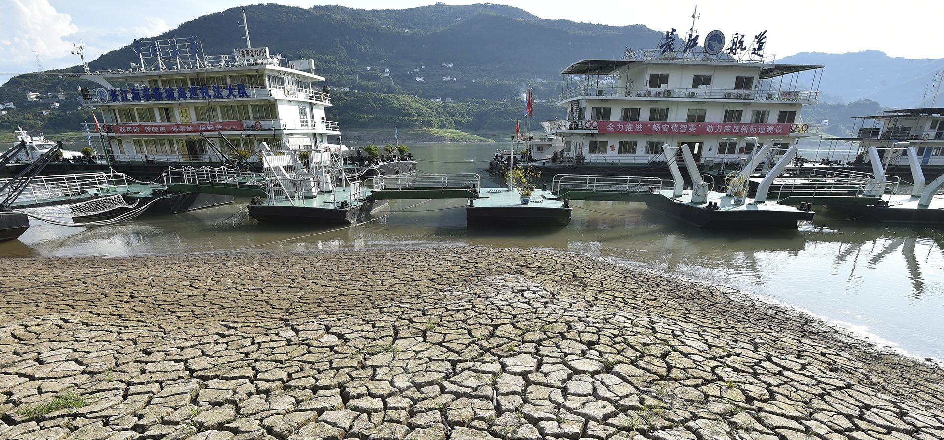 Los muelles se ven cerca del lecho seco del río expuestos después de que el nivel del agua cayera en el río Yangtze en el condado de Yunyang en el municipio de Chongqing, en el suroeste de China, el martes 16 de agosto de 2022. Temperaturas inusualmente altas y una sequía prolongada están afectando grandes franjas de China.