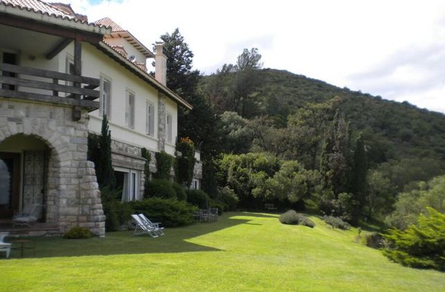 Se vende por u$s3,1 millones el castillo que un rosarino mandó a construir en las sierras de Córdoba