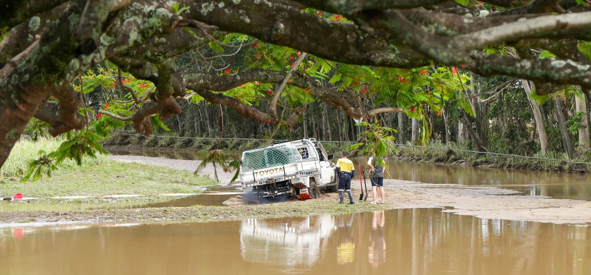 La gente intenta rescatar un vehículo atascado en el lodo de las aguas de la inundación. Los residentes en el extremo norte de Queensland se preparan para más lluvias y más inundaciones significativas, Cairns, Australia. Fotografía: Nuno Avendaño/AAP La gente intenta rescatar un vehículo atascado en el lodo de las aguas de la inundación. Los residentes en el extremo norte de Queensland se preparan para más lluvias y más inundaciones significativas, Cairns, Australia. Fotografía: Nuno Avendaño/AAP