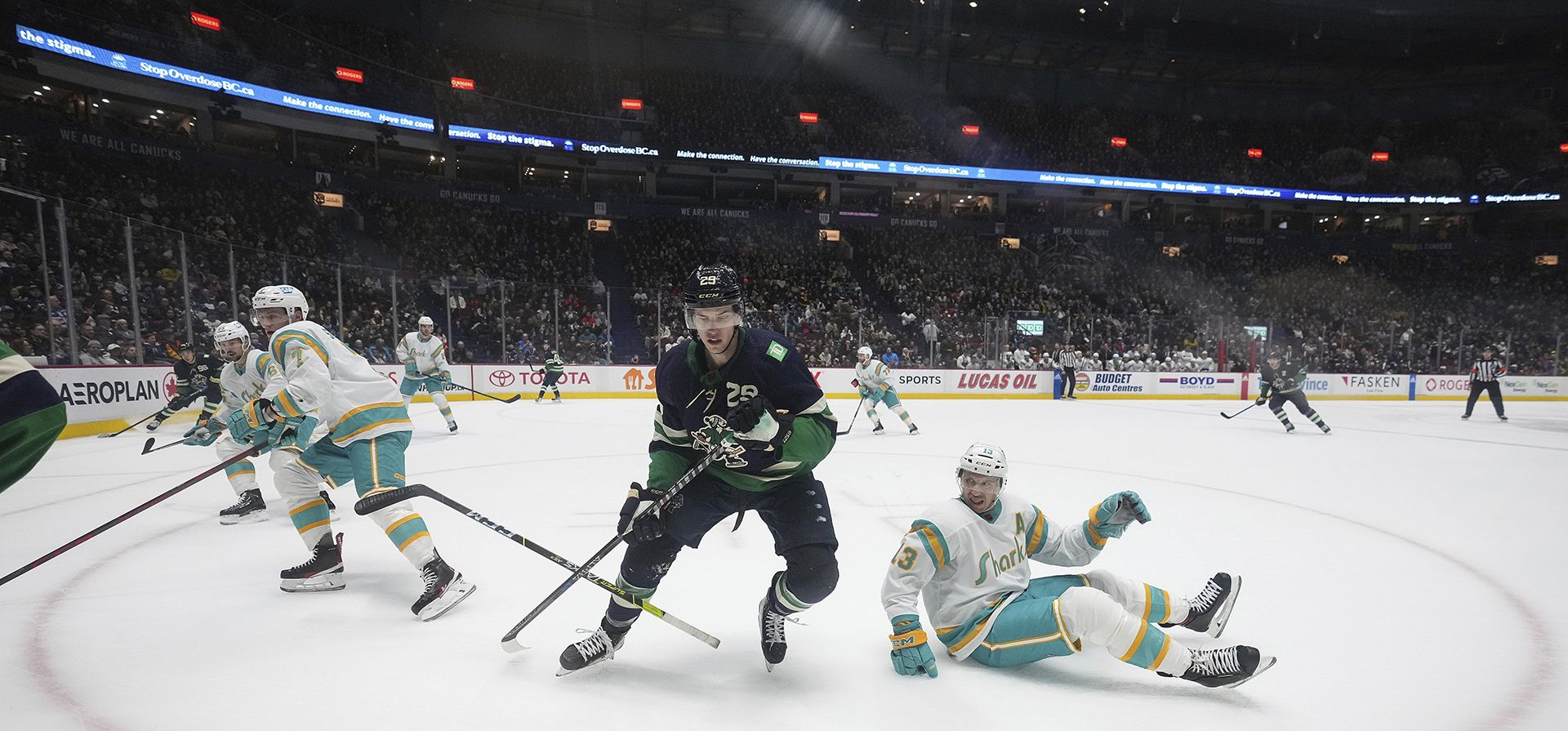 Nick Bonino (13) de los San Jose Sharks pierde su palo después de chocar con Lane Pederson (29) de los Vancouver Canucks durante el primer tiempo de un partido de hockey de la NHL el martes 27 de diciembre de 2022 en Vancouver, Columbia Británica. (Darryl Dyck/The Canadian Press vía AP)
