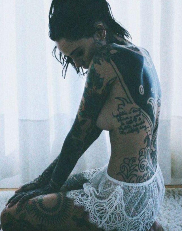 Candelaria Tinelli adelantó imágenes de una producción en la que posa desnuda