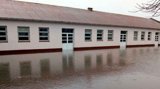 Escuela rural quedó rodeada de agua en medio de una obra de Vialidad