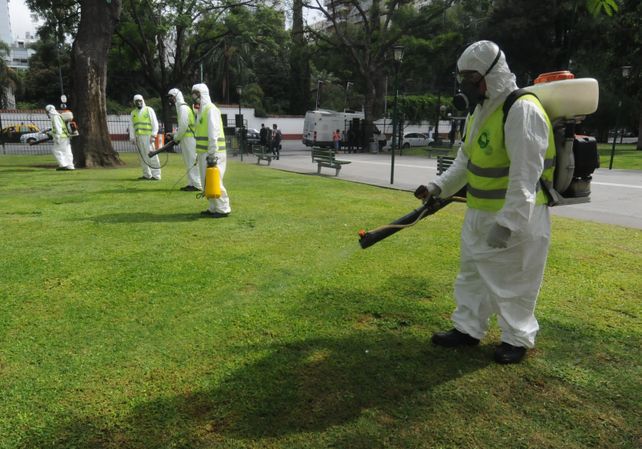 Las fumigaciones son una de las medidas de prevención del dengue. (Foto La Capital/Archivo).