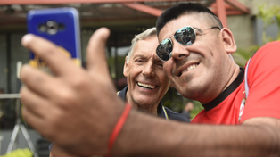 Selfies y abrazos para Miguel Ángel Russo