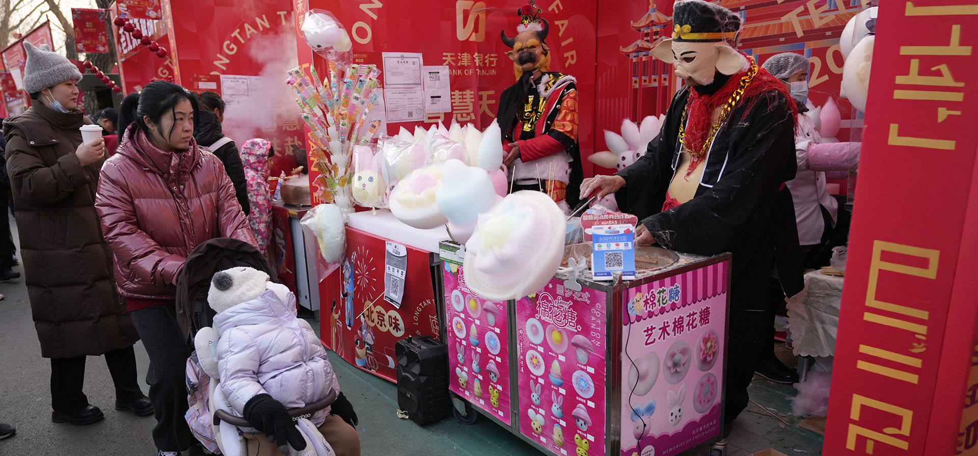 Un cocinero disfrazado prepara algodón de azúcar durante la Feria del Templo del Parque Longtan, el segundo día del Año Nuevo Lunar en Beijing, el jueves 30 de enero de 2025. (Foto AP/Aaron Favila) Un cocinero disfrazado prepara algodón de azúcar durante la Feria del Templo del Parque Longtan, el segundo día del Año Nuevo Lunar en Beijing, el jueves 30 de enero de 2025. (Foto AP/Aaron Favila)