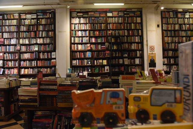 Miles de libros: no hay pared libre en el local de Homo Sapiens de calle Sarmiento al 800.