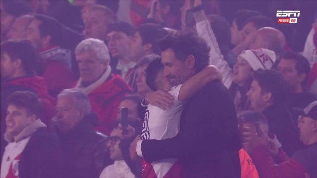 El abrazo del alma que erizó la piel de los hinchas de Colón