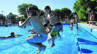 Implementan botones de parada de emergencia en piletas públicas rosarinas