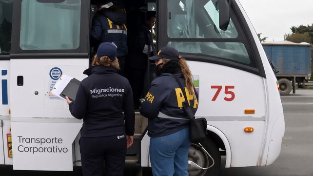 La Dirección General de Migraciones y la PFA momentos antes de requisar el trasnporte que llevaba a operarios de Acindar